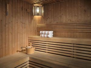 een sauna met twee handdoeken en een stapel handdoeken bij Mövenpick Hotel Apartments Downtown Dubai in Dubai