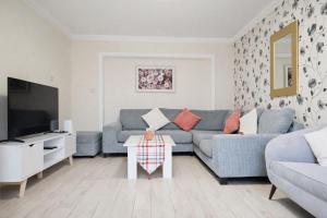 TV a/nebo společenská místnost v ubytování Spacious Modern 5 bedroom home near Heathrow Windsor