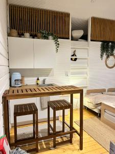 En eller flere senge i et værelse på Sauna, tupa ja poreallas joen varrella