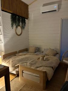 En eller flere senge i et værelse på Sauna, tupa ja poreallas joen varrella