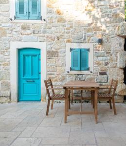 Billede fra billedgalleriet på MINIQ HOMES 102 - Historical Stone House with Garden Cinema i Foca + 4 billeder