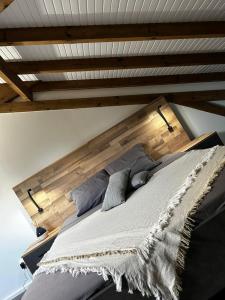 ein großes Bett in einem Zimmer mit Holzdecke in der Unterkunft Bel Horizon in La Désirade