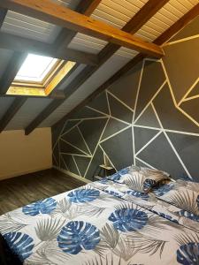 ein Schlafzimmer mit einem großen Bett in einem Zimmer in der Unterkunft Bel Horizon in La Désirade