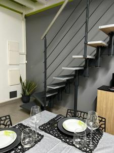 einen Tisch mit Tellern und Weingläsern darauf in der Unterkunft Bel Horizon in La Désirade