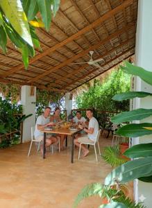 En restaurant eller et andet spisested på Quédate Aquí También