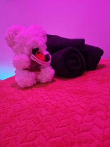 En eller flere senge i et værelse på Jacuzzi privé arrivée autonome