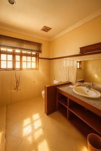 Phòng tắm tại Diwata Suite, King Size Bed with Ocean View