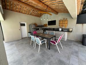 a dining room with a table and chairs at Charmant Studio in La Motte-dʼAigues +2 photos