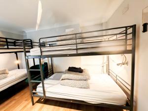 una camera con due letti a castello di Prime Backpackers Angel a Londra Altre 69 foto