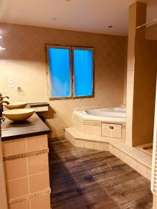 ein Badezimmer mit Badewanne und Waschbecken in der Unterkunft Maison spacieuse avec grand jardin Cosne-sur-Loire in Saint-Père