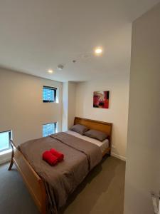 En eller flere senge i et værelse på Seffa Dom5 apartments Melbourne