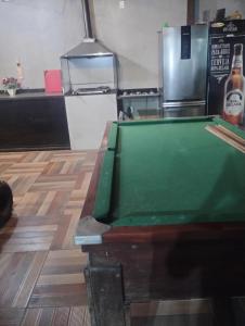 een groene pooltafel in een keuken met een aanrechtblad bij Litoral suítes in Araruama +5 foto's