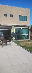 un edificio con una grande scultura di fronte ad esso di Litoral suítes ad Araruama