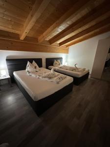 En eller flere senge i et værelse på LEO Apart 1