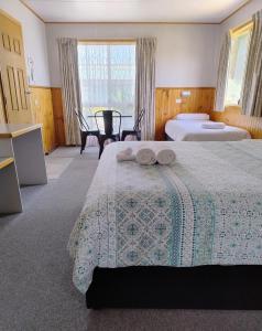 En eller flere senge i et værelse på Holbrook Motor Village