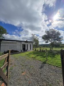 un edificio bianco in un campo con una recinzione di Quinta los Buhos a Nueva Colombia