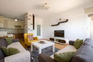 een woonkamer met een bank en een tafel bij London apartments 2 in Pristina