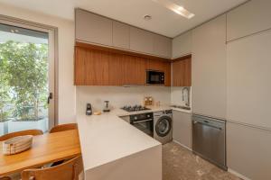 una cocina con estufa horno superior junto a una mesa en Harmony Garden, en Casablanca 19 fotos más