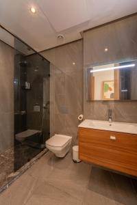 Un baño con inodoro, lavabo y ducha. en Harmony Garden, en Casablanca