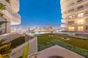 Una vista desde el balcón de un edificio con patio. en Harmony Garden, en Casablanca