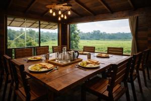 萨三吉尔Whispering Woods Chalet的一间用餐室,配有一张带食物盘的桌子