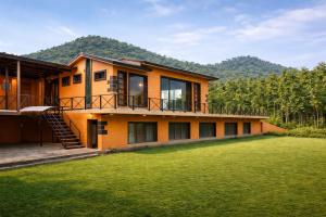 萨三吉尔Whispering Woods Chalet的前面有草坪的房子