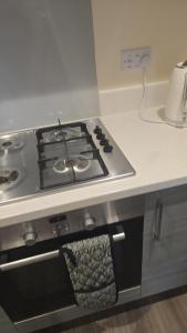 een kookplaat in een keuken naast een aanrecht bij Work & Family Haven in Ashford