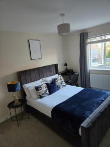 een slaapkamer met een groot bed en een raam bij Work & Family Haven in Ashford +35 foto's