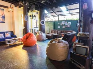 Khu vực ghế ngồi tại Blockhouse Samui +42 ảnh