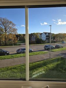 een uitzicht vanuit een raam van een parkeerplaats bij Work & Family Haven in Ashford