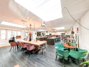 una sala da pranzo con tavolo e sedie di Prime Backpackers Angel a Londra