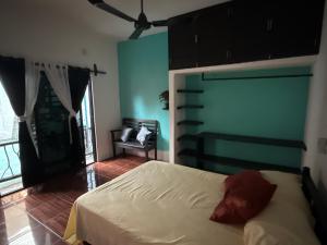 een slaapkamer met een wit bed en een groene muur bij Casa LA ROCA in Zipolite