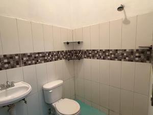 een badkamer met toilet en wastafel bij Casa LA ROCA in Zipolite