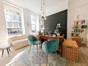 un soggiorno con una scrivania e due sedie di Prime Backpackers Angel a Londra