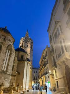 een gebouw met een klokkentoren in het midden van een straat bij CA TERESINA l RELAX RURAL in Montesa