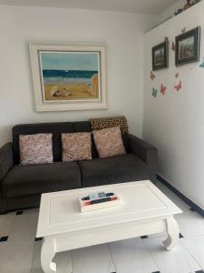 un soggiorno con un divano e un tavolino da caffè di Benidorm Apartament a Benidorm 1 altra foto