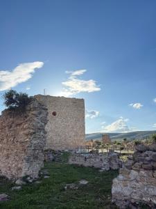 een gebouw met een stenen muur in een veld bij CA TERESINA l RELAX RURAL in Montesa