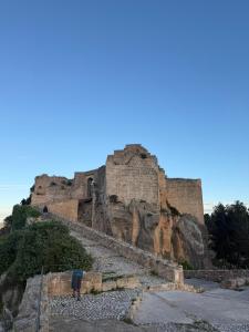 oude ruïnes van een kasteel op een heuvel bij CA TERESINA l RELAX RURAL in Montesa +13 foto's