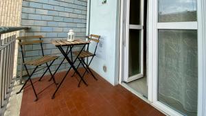 een klein tafeltje en twee stoelen op een balkon bij Il Bumbunin di Collegno in Collegno