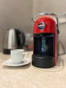 een rode broodrooster en een kopje koffie op een aanrecht bij Il Bumbunin di Collegno in Collegno +10 foto's