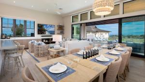 uma sala de jantar com uma mesa longa e cadeiras em ❤PiH❤ Mauna Kea Magic ~ Private Pool Spa Detached Ohana Suite em Waimea