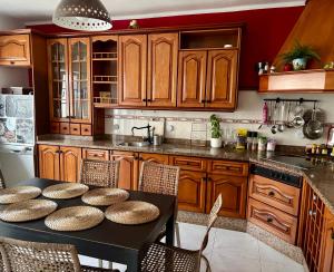 een keuken met houten kasten en een tafel met stoelen bij myplace in Tiagua