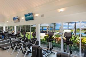 uma academia com esteiras e aparelhos elípticos em ❤PiH❤ Mauna Kea Magic ~ Private Pool Spa Detached Ohana Suite em Waimea