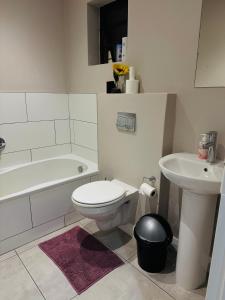 Koupelna v ubytování The best uptown experience in the windy city + 10 fotografií