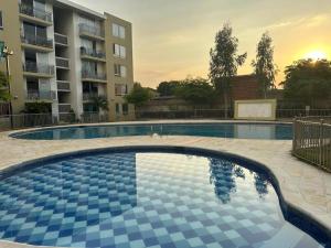 ein Schwimmbad vor einem Wohnhaus in der Unterkunft entresierras in Valledupar