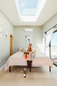 - une chambre avec un lit et une lucarne dans l'établissement Grand Canyon Stargazing Off-Grid, à Williams