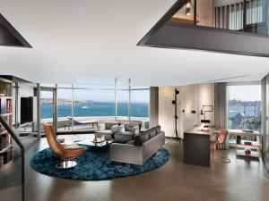 een woonkamer met een bank en een tafel bij Swissotel The Bosphorus Istanbul in Istanbul +106 foto's