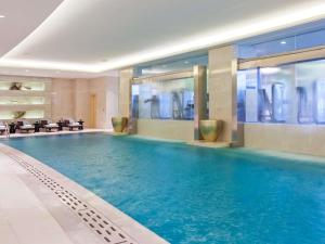 een groot zwembad in een hotelkamer bij Fairmont Yangcheng Lake in Kunshan