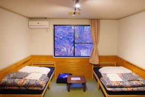 En eller flere senge i et værelse på 芦生山の家