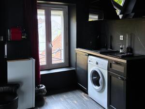 een keuken met een wasmachine en een raam bij Hmm OH Oui - Studio With Sauna and More in Saint-Quentin +21 foto's